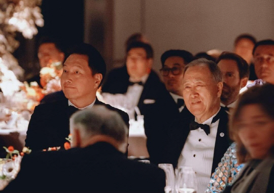 최태원(왼쪽) SK그룹 회장이 지난 14일(현지시간) 프랑스 파리 루이비통 재단 뮤지엄에서 열린 '하나의 지구, 더 나은 미래를 위한 다리 건설' 갈라 디너 행사에서 반기문 전 유엔사무총장과 나란히 앉아있다. 최 회장은 22일 자신의 SNS에 이 사진을 공개했다. 최태원 회장 인스타그램 캡처, 연합뉴스.